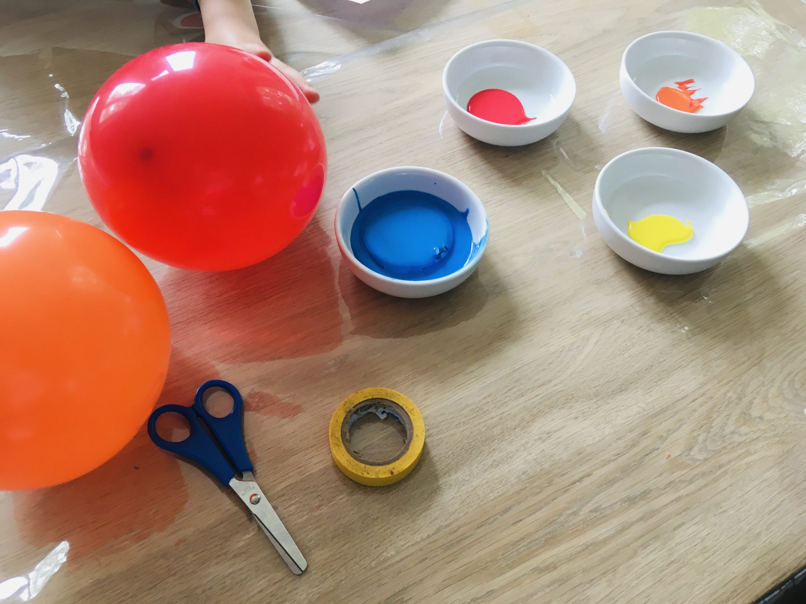 Bild zum Schritt 1 für das Bastel- und DIY-Abenteuer für Kinder: 'Die Materialien zusammensuchen. Die Kinder ziehen sich die Malkittel an...'